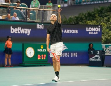 MIAMI GARDENS, FLORIDA - 27 Mart 2025: Taylor Fritz Miami 'deki Hard Rock Stadyumu' nda 2025 Miami Açık 'ta İtalyan Matteo Berrettini' ye karşı oynadığı çeyrek final maçında