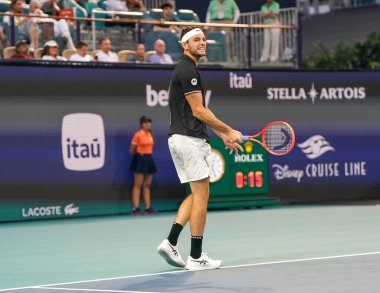 MIAMI GARDENS, FLORIDA - 27 Mart 2025: Taylor Fritz Miami 'deki Hard Rock Stadyumu' nda 2025 Miami Açık 'ta İtalyan Matteo Berrettini' ye karşı oynadığı çeyrek final maçında