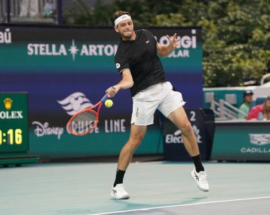 MIAMI GARDENS, FLORIDA - 27 Mart 2025: Taylor Fritz Miami 'deki Hard Rock Stadyumu' nda 2025 Miami Açık 'ta İtalyan Matteo Berrettini' ye karşı oynadığı çeyrek final maçında