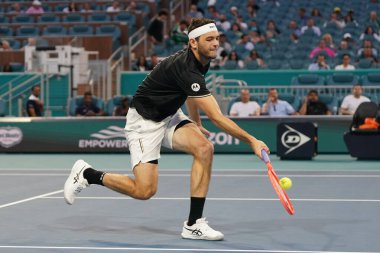 MIAMI GARDENS, FLORIDA - 27 Mart 2025: Taylor Fritz Miami 'deki Hard Rock Stadyumu' nda 2025 Miami Açık 'ta İtalyan Matteo Berrettini' ye karşı oynadığı çeyrek final maçında