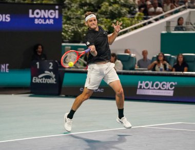 MIAMI GARDENS, FLORIDA - 27 Mart 2025: Taylor Fritz Miami 'deki Hard Rock Stadyumu' nda 2025 Miami Açık 'ta İtalyan Matteo Berrettini' ye karşı oynadığı çeyrek final maçında
