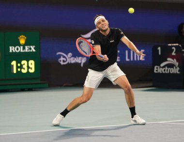 MIAMI GARDENS, FLORIDA - 27 Mart 2025: Taylor Fritz Miami 'deki Hard Rock Stadyumu' nda 2025 Miami Açık 'ta İtalyan Matteo Berrettini' ye karşı oynadığı çeyrek final maçında