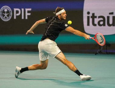 MIAMI GARDENS, FLORIDA - 27 Mart 2025: Taylor Fritz Miami 'deki Hard Rock Stadyumu' nda 2025 Miami Açık 'ta İtalyan Matteo Berrettini' ye karşı oynadığı çeyrek final maçında