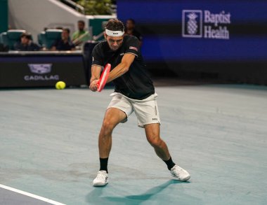 MIAMI GARDENS, FLORIDA - 27 Mart 2025: Taylor Fritz Miami 'deki Hard Rock Stadyumu' nda 2025 Miami Açık 'ta İtalyan Matteo Berrettini' ye karşı oynadığı çeyrek final maçında