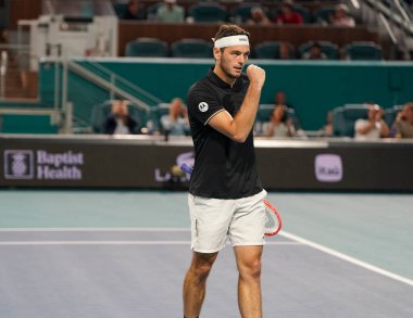 MIAMI GARDENS, FLORIDA - 27 Mart 2025: Taylor Fritz Miami 'deki Hard Rock Stadyumu' nda 2025 Miami Açık 'ta İtalyan Matteo Berrettini' ye karşı oynadığı çeyrek final maçında
