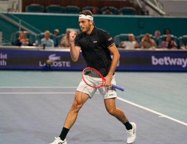 MIAMI GARDENS, FLORIDA - 27 Mart 2025: Taylor Fritz Miami 'deki Hard Rock Stadyumu' nda 2025 Miami Açık 'ta İtalyan Matteo Berrettini' ye karşı oynadığı çeyrek final maçında
