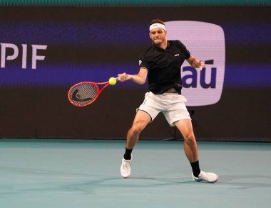 MIAMI GARDENS, FLORIDA - 27 Mart 2025: Taylor Fritz Miami 'deki Hard Rock Stadyumu' nda 2025 Miami Açık 'ta İtalyan Matteo Berrettini' ye karşı oynadığı çeyrek final maçında