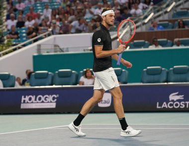MIAMI GARDENS, FLORIDA - 27 Mart 2025: Taylor Fritz Miami 'deki Hard Rock Stadyumu' nda 2025 Miami Açık 'ta İtalyan Matteo Berrettini' ye karşı oynadığı çeyrek final maçında