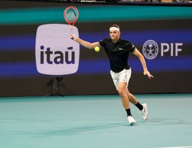 MIAMI GARDENS, FLORIDA - 27 Mart 2025: Taylor Fritz Miami 'deki Hard Rock Stadyumu' nda 2025 Miami Açık 'ta İtalyan Matteo Berrettini' ye karşı oynadığı çeyrek final maçında