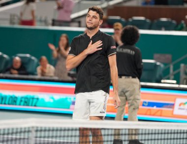 MIAMI GARDENS, FLORIDA - 27 Mart 2025: Taylor Fritz Miami 'deki Hard Rock Stadyumu' nda oynanan 2025 Miami Açık 'ta İtalyan Matteo Berrettini' ye karşı oynadığı çeyrek final maçı sonrasında zaferini kutladı.