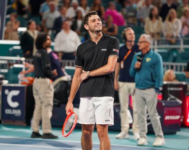 MIAMI GARDENS, FLORIDA - 27 Mart 2025: Taylor Fritz Miami 'deki Hard Rock Stadyumu' nda oynanan 2025 Miami Açık 'ta İtalyan Matteo Berrettini' ye karşı oynadığı çeyrek final maçı sonrasında zaferini kutladı.