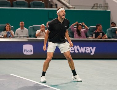 MIAMI GARDENS, FLORIDA - 27 Mart 2025: Taylor Fritz Miami 'deki Hard Rock Stadyumu' nda oynanan 2025 Miami Açık 'ta İtalyan Matteo Berrettini' ye karşı oynadığı çeyrek final maçı sonrasında zaferini kutladı.