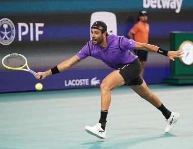 MIAMI GARDENS, FLORIDA - 27 Mart 2025: Matteo Berrettini ABD 'li Taylor Fritz ile Miami' deki Hard Rock Stadyumu 'nda oynadığı çeyrek final maçında