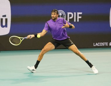 MIAMI GARDENS, FLORIDA - 27 Mart 2025: Matteo Berrettini ABD 'li Taylor Fritz ile Miami' deki Hard Rock Stadyumu 'nda oynadığı çeyrek final maçında