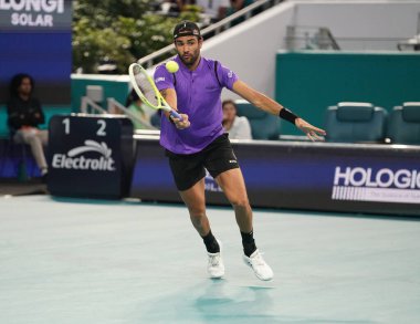 MIAMI GARDENS, FLORIDA - 27 Mart 2025: Matteo Berrettini ABD 'li Taylor Fritz ile Miami' deki Hard Rock Stadyumu 'nda oynadığı çeyrek final maçında