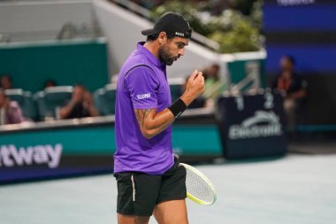 MIAMI GARDENS, FLORIDA - 27 Mart 2025: Matteo Berrettini ABD 'li Taylor Fritz ile Miami' deki Hard Rock Stadyumu 'nda oynadığı çeyrek final maçında