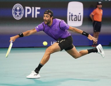 MIAMI GARDENS, FLORIDA - 27 Mart 2025: Matteo Berrettini ABD 'li Taylor Fritz ile Miami' deki Hard Rock Stadyumu 'nda oynadığı çeyrek final maçında