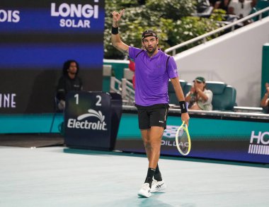 MIAMI GARDENS, FLORIDA - 27 Mart 2025: Matteo Berrettini ABD 'li Taylor Fritz ile Miami' deki Hard Rock Stadyumu 'nda oynadığı çeyrek final maçında