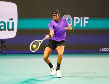 MIAMI GARDENS, FLORIDA - 27 Mart 2025: Matteo Berrettini ABD 'li Taylor Fritz ile Miami' deki Hard Rock Stadyumu 'nda oynadığı çeyrek final maçında