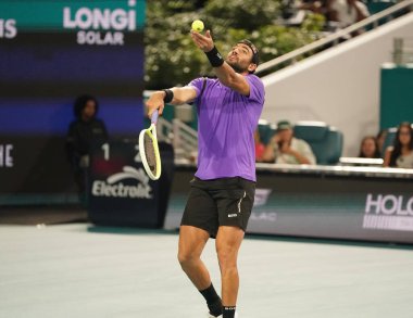 MIAMI GARDENS, FLORIDA - 27 Mart 2025: Matteo Berrettini ABD 'li Taylor Fritz ile Miami' deki Hard Rock Stadyumu 'nda oynadığı çeyrek final maçında