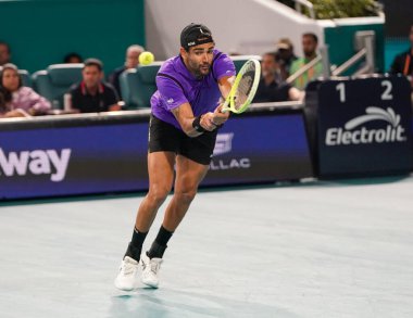 MIAMI GARDENS, FLORIDA - 27 Mart 2025: Matteo Berrettini ABD 'li Taylor Fritz ile Miami' deki Hard Rock Stadyumu 'nda oynadığı çeyrek final maçında
