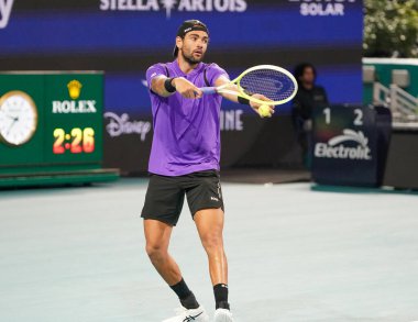MIAMI GARDENS, FLORIDA - 27 Mart 2025: Matteo Berrettini ABD 'li Taylor Fritz ile Miami' deki Hard Rock Stadyumu 'nda oynadığı çeyrek final maçında