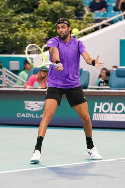 MIAMI GARDENS, FLORIDA - 27 Mart 2025: Matteo Berrettini ABD 'li Taylor Fritz ile Miami' deki Hard Rock Stadyumu 'nda oynadığı çeyrek final maçında