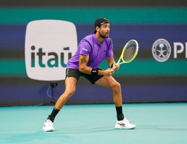 MIAMI GARDENS, FLORIDA - 27 Mart 2025: Matteo Berrettini ABD 'li Taylor Fritz ile Miami' deki Hard Rock Stadyumu 'nda oynadığı çeyrek final maçında