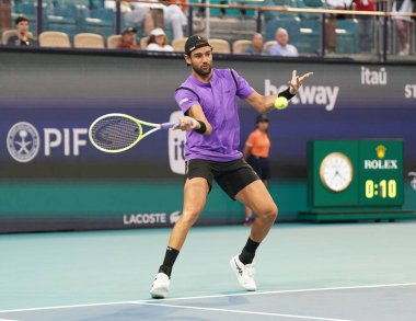 MIAMI GARDENS, FLORIDA - 27 Mart 2025: Matteo Berrettini ABD 'li Taylor Fritz ile Miami' deki Hard Rock Stadyumu 'nda oynadığı çeyrek final maçında