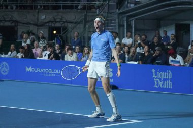 NEW YORK - 22 AUGust 2024: Alexander Bublik, New York 'taki Forest Hills Stadyumu' nda Stefanos Tsitsipas 'a karşı oynanan 2024 Ultimate Tennis Showdown 1.