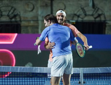 NEW YORK - 22 AUGust 2024: Alexander Bublik (mavi) ve Stefanos Tsitsipas, New York Forest Hills Stadyumu 'nda oynanan 2024 Ultimate Tennis Showdown New York Day çeyrek final karşılaşması sonrasında ağda kucaklaşıyorlar.