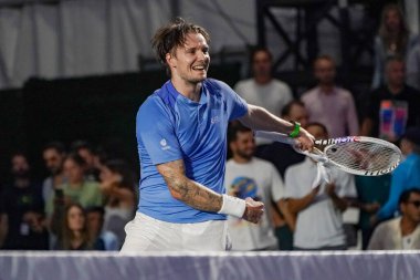 NEW YORK - 23 AĞUSTOS 2024: Alexander Bublik, New York 'taki Forest Hills Stadyumu' nda Alex de Minaur 'a karşı oynanan 2024 Ultimate Tennis Showdown 2.