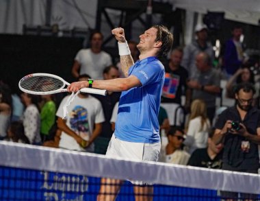 NEW YORK - 23 AĞUSTOS 2024: Alexander Bublik, New York 'taki Forest Hills Stadyumu' nda Alex de Minaur 'a karşı oynanan 2024 Ultimate Tennis Showdown 2.