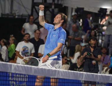 NEW YORK - 23 AĞUSTOS 2024: Alexander Bublik, New York 'taki Forest Hills Stadyumu' nda Alex de Minaur 'a karşı oynanan 2024 Ultimate Tennis Showdown 2.