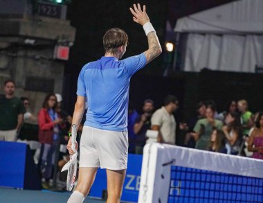 NEW YORK - 23 AĞUSTOS 2024: Alexander Bublik, New York 'taki Forest Hills Stadyumu' nda Alex de Minaur 'a karşı oynanan 2024 Ultimate Tennis Showdown 2.