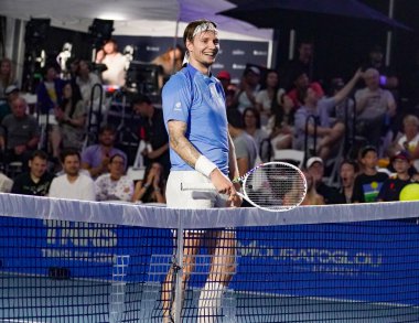 NEW YORK - 23 AĞUSTOS 2024: Alexander Bublik, New York 'taki Forest Hills Stadyumu' nda Alex de Minaur 'a karşı oynanan 2024 Ultimate Tennis Showdown 2.