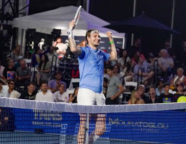 NEW YORK - 23 AĞUSTOS 2024: Alexander Bublik, New York 'taki Forest Hills Stadyumu' nda Alex de Minaur 'a karşı oynanan 2024 Ultimate Tennis Showdown 2.