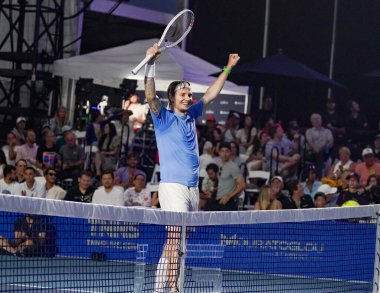 NEW YORK - 23 AĞUSTOS 2024: Alexander Bublik, New York 'taki Forest Hills Stadyumu' nda Alex de Minaur 'a karşı oynanan 2024 Ultimate Tennis Showdown 2.