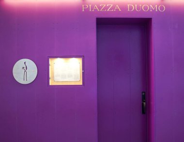 ALBA, ITALY - 21 Mayıs 2025: Alba, Piedmont, İtalya 'daki Üç Michelin Yıldızı Piazza Duomo Restoranı