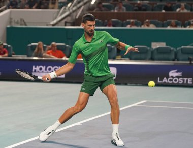 MIAMI GARDENS, FLORIDA - 30 Mart 2025: Novak Cokoviç Çek Cumhuriyeti 'nden Jakub Mensik' e karşı oynadığı erkekler final maçında Miami 'deki Hard Rock Stadyumu' nda 2025 Miami Open