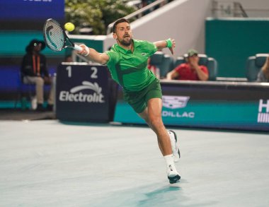 MIAMI GARDENS, FLORIDA - 30 Mart 2025: Novak Cokoviç Çek Cumhuriyeti 'nden Jakub Mensik' e karşı oynadığı erkekler final maçında Miami 'deki Hard Rock Stadyumu' nda 2025 Miami Open