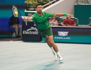 MIAMI GARDENS, FLORIDA - 30 Mart 2025: Novak Cokoviç Çek Cumhuriyeti 'nden Jakub Mensik' e karşı oynadığı erkekler final maçında Miami 'deki Hard Rock Stadyumu' nda 2025 Miami Open