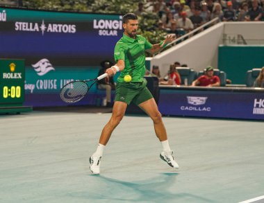 MIAMI GARDENS, FLORIDA - 30 Mart 2025: Novak Cokoviç Çek Cumhuriyeti 'nden Jakub Mensik' e karşı oynadığı erkekler final maçında Miami 'deki Hard Rock Stadyumu' nda 2025 Miami Open
