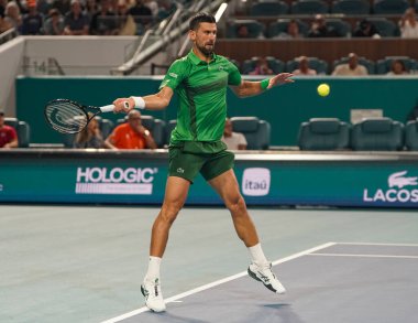 MIAMI GARDENS, FLORIDA - 30 Mart 2025: Novak Cokoviç Çek Cumhuriyeti 'nden Jakub Mensik' e karşı oynadığı erkekler final maçında Miami 'deki Hard Rock Stadyumu' nda 2025 Miami Open