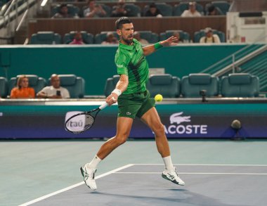 MIAMI GARDENS, FLORIDA - 30 Mart 2025: Novak Cokoviç Çek Cumhuriyeti 'nden Jakub Mensik' e karşı oynadığı erkekler final maçında Miami 'deki Hard Rock Stadyumu' nda 2025 Miami Open