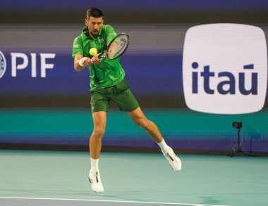 MIAMI GARDENS, FLORIDA - 30 Mart 2025: Novak Cokoviç Çek Cumhuriyeti 'nden Jakub Mensik' e karşı oynadığı erkekler final maçında Miami 'deki Hard Rock Stadyumu' nda 2025 Miami Open