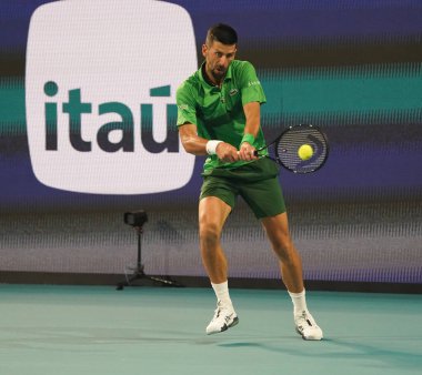 MIAMI GARDENS, FLORIDA - 30 Mart 2025: Novak Cokoviç Çek Cumhuriyeti 'nden Jakub Mensik' e karşı oynadığı erkekler final maçında Miami 'deki Hard Rock Stadyumu' nda 2025 Miami Open