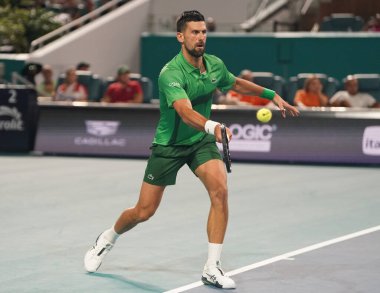 MIAMI GARDENS, FLORIDA - 30 Mart 2025: Novak Cokoviç Çek Cumhuriyeti 'nden Jakub Mensik' e karşı oynadığı erkekler final maçında Miami 'deki Hard Rock Stadyumu' nda 2025 Miami Open