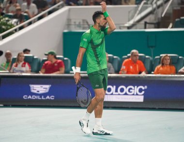 MIAMI GARDENS, FLORIDA - 30 Mart 2025: Novak Cokoviç Çek Cumhuriyeti 'nden Jakub Mensik' e karşı oynadığı erkekler final maçında Miami 'deki Hard Rock Stadyumu' nda 2025 Miami Open