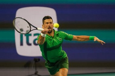 MIAMI GARDENS, FLORIDA - 30 Mart 2025: Novak Cokoviç Çek Cumhuriyeti 'nden Jakub Mensik' e karşı oynadığı erkekler final maçında Miami 'deki Hard Rock Stadyumu' nda 2025 Miami Open